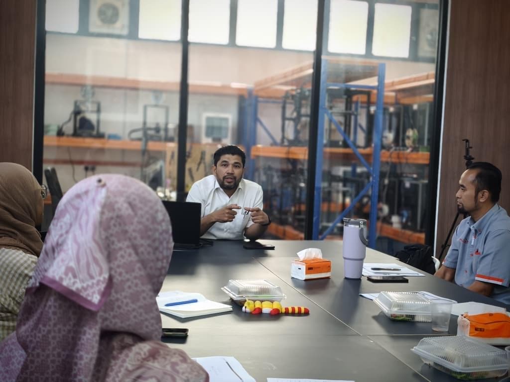 Dr Izhar explaining 2 Dr Izhar explaining 2