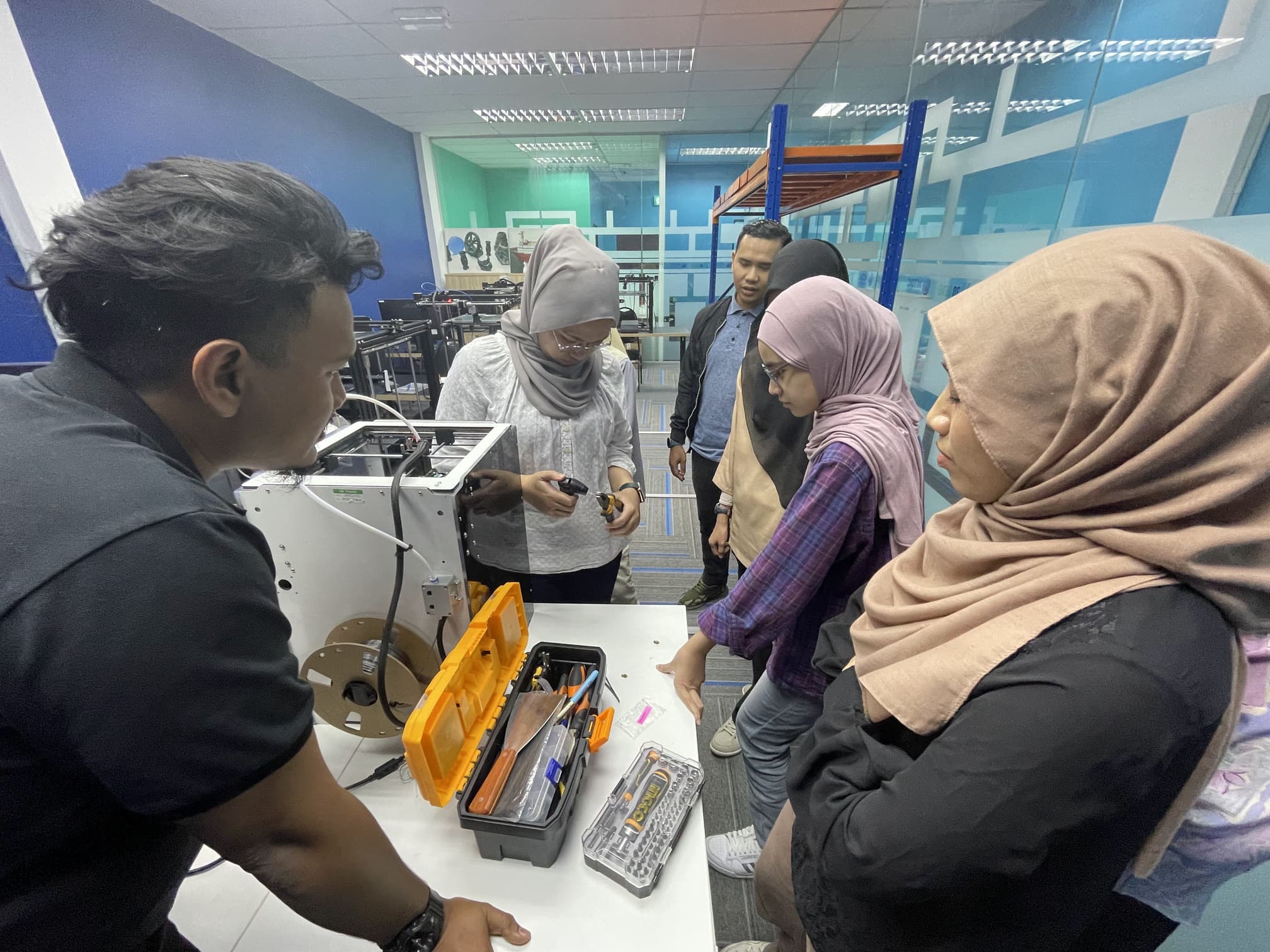 Naim explaining 3D printer usage 1 Naim explaining 3D printer usage 1