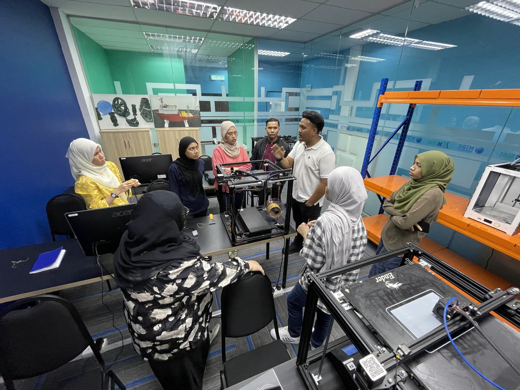 Naim explaining 3D printer usage 2 Naim explaining 3D printer usage 2
