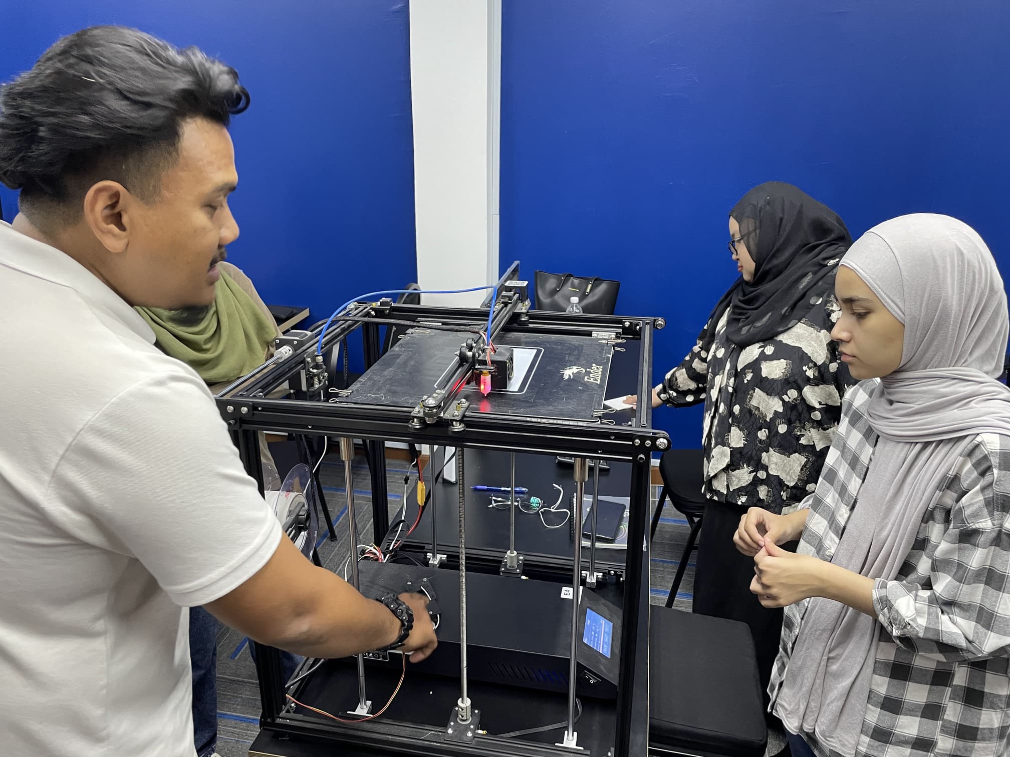 Naim explaining 3D printer usage 3 Naim explaining 3D printer usage 3